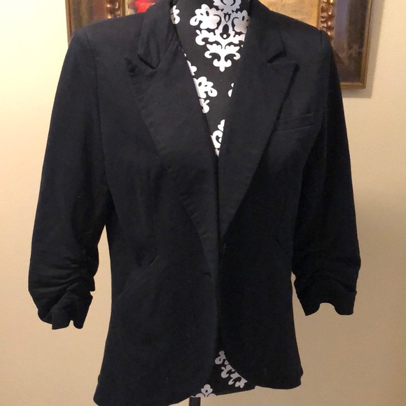 Esley Classic Point collar, synched sleeves, rounded equestrian tail hem - Picture 1 of 9
